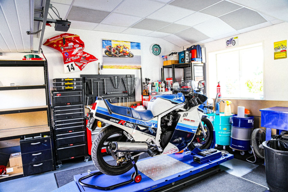 Atelier avec moto en cours de réparation